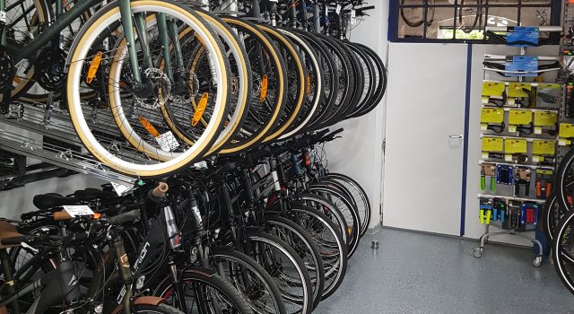 Große Auswahl an Marken-Fahrrädern und Mountainbikes